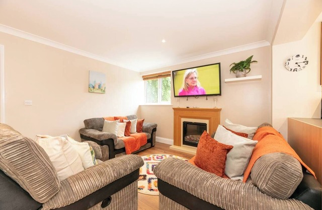Pass the Keys | 3BR Free Parking House Mins to Central London