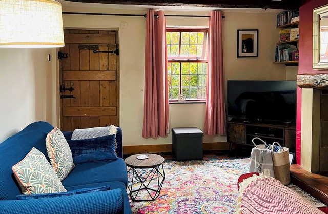 Pass the Keys | Holly Cottage Quaint & Quirky Home for 3