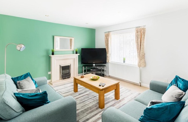 Pass the Keys Self Contained 2 Bed with Parking Leamington Spa
