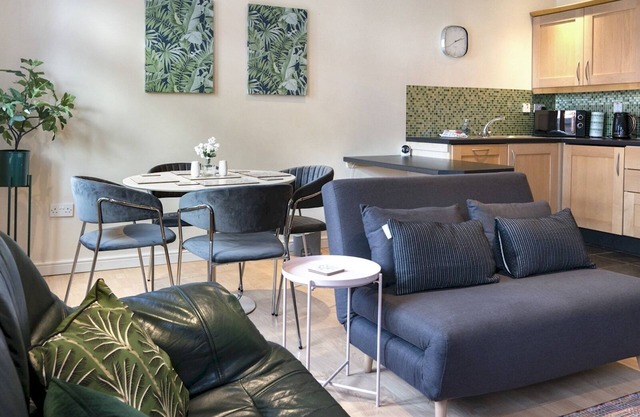 Pass the Keys | Stunning 2BR Apt with Balcony Next to Queens Uni