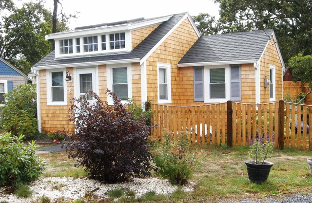 Peaceful 2 Bdrm Cottage WiFi A/C Ingrd Pool & Walk To Beach!
