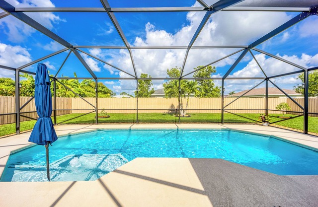 Peaceful 3BD & 2BA with Salt Water Heated Pool, 35 min.'s from Jensen Beach!