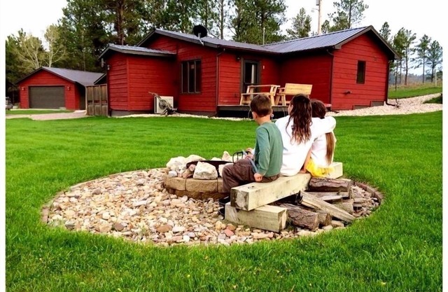 Peaceful 5 acres near Custer State Park & 3 miles from Custer. Large lawn