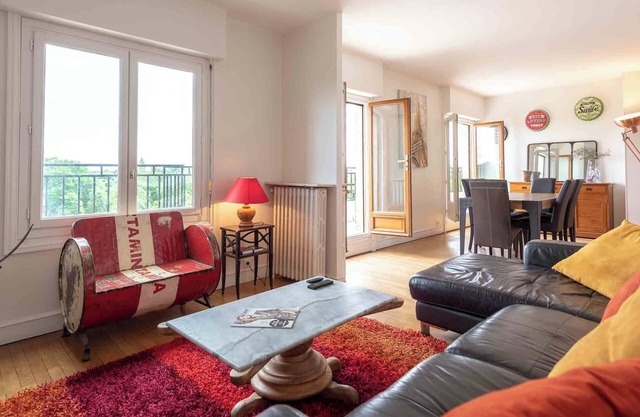 Peaceful 6 Person Retreat Overlooking the Forest