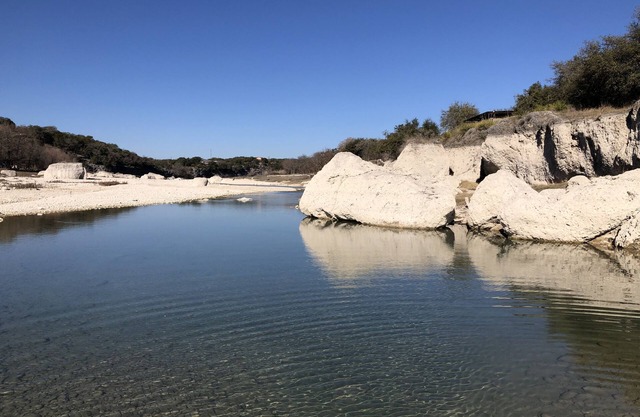 Peaceful and relaxing! 8+ acres 300+' waterfront on beautiful Medina Lake/River