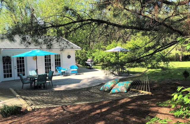 Peaceful Cottage Retreat near Shawnee National Forest