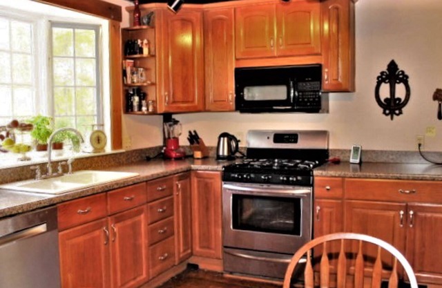 Peaceful dog-friendly home with private pool, patio, pool table, gas grill & W/D
