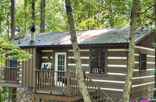 Peaceful, extremely clean Treehouse cottage 10 min. from National Park entrance