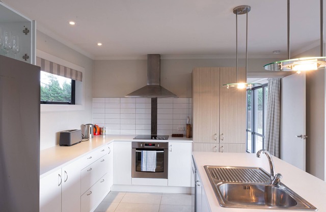 Peaceful Hawea Escape - 700m from the lake