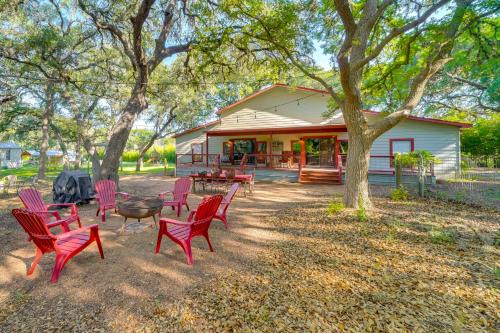 Peaceful Helotes Cabin Fire Pit, 9 Mi to Old Town