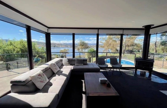 Peaceful house with great ocean & mountain view!