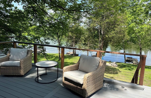 Peaceful lake house in quiet cove near Watts Bar Lake. Sleeps 6!