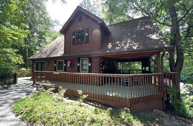 Peaceful Lake View, 2 BRS/2 Baths, Wi-fi, 3 TVs, Porch Swing Bed, Foosball Table