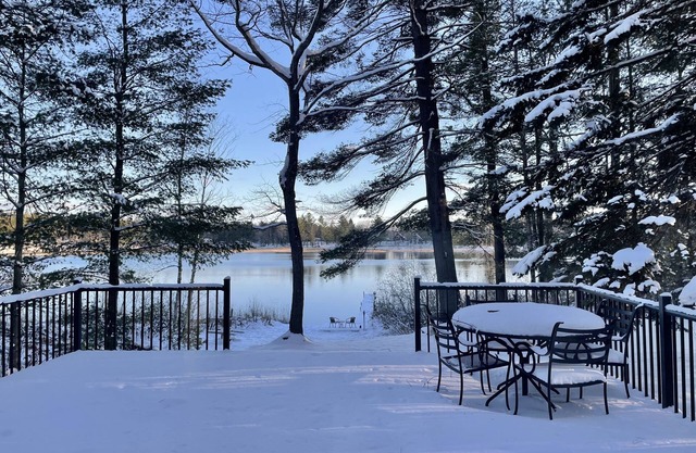 Peaceful Lakefront Getaway