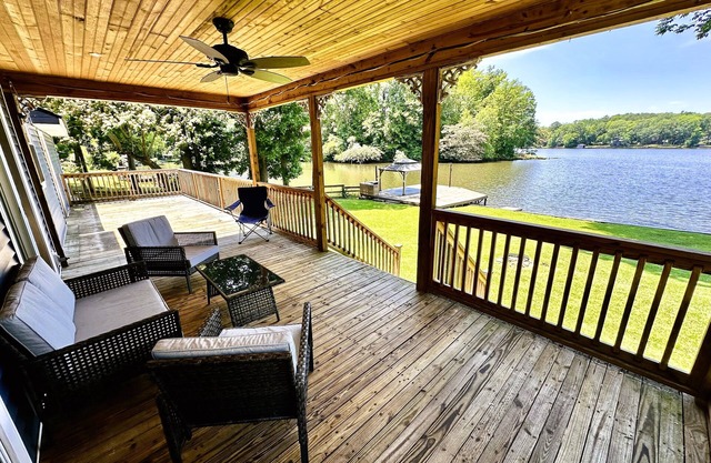 Peaceful LaKeFronT property with Beautiful Lake View for a getaway you deserve!