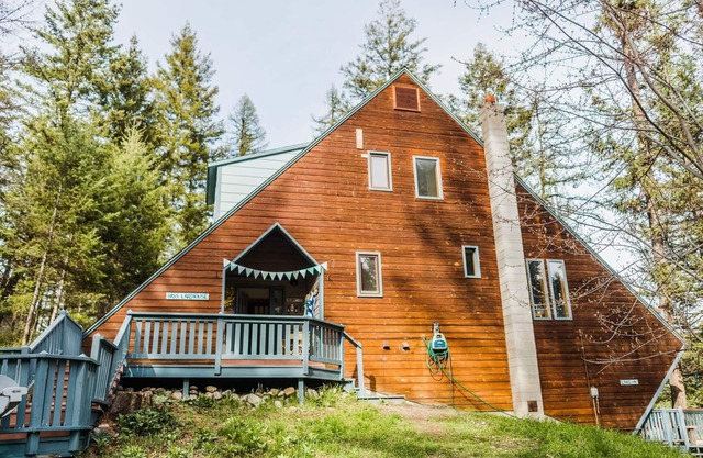Peaceful Lakehouse Getaway centrally located in the Flathead Valley