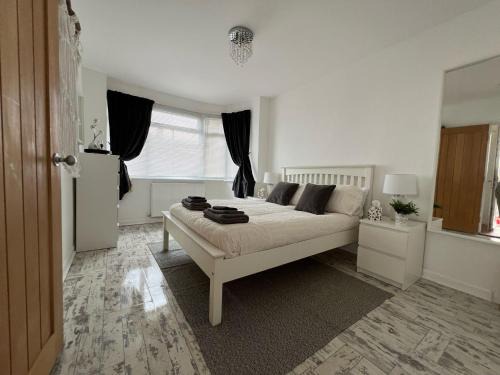 Peaceful location with FREE parking for 2 cars - hosts up to 4- business or leisure stays, inc hot-tub-Netflix-complimentary breakfast