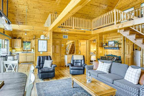 Peaceful Long Lake Cottage with Deck, Dock and Kayaks!