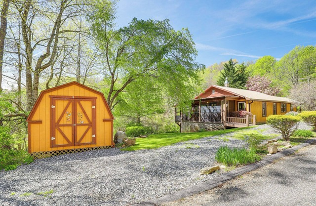 Peaceful Mars Hill Home w/Porch & Mountain Views