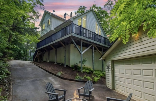 Peaceful mountain retreat with resort lake amenities