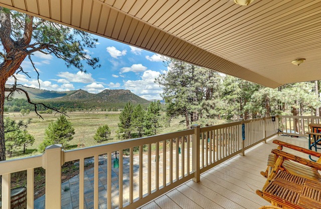 Peaceful Nutrioso Cabin Retreat w/Mountain Views!