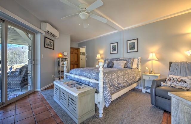 Peaceful, Private 2 Bedroom Apt - Hot Tub, Mtn views -11 mi to Asheville