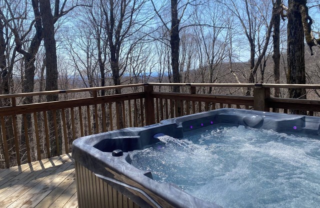 Peaceful Retreat, hot tub, fireplace, fire pit, close to Hatley Pointe!