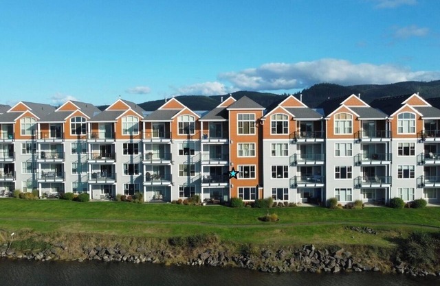 Peaceful, river front, 2-bedroom condo with WiFi in Seaside