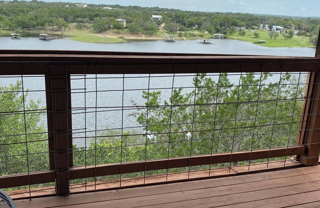 Peaceful rustic cabin in the country overlooking the Pedernales River + Hot Tub.