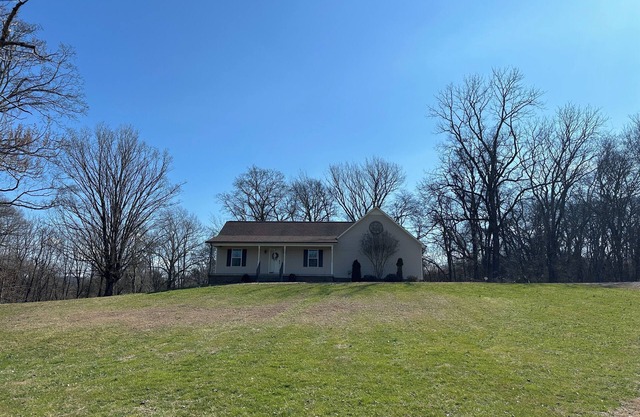 Peaceful Walnut Hill Hideaway Farm 2/2 100 acres pasture views Sleeps up to 6