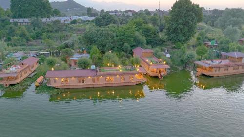 Peacock Houseboats