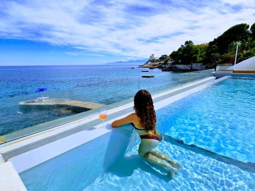 Pearl Apartment Seafront Villa with Infinity Pool