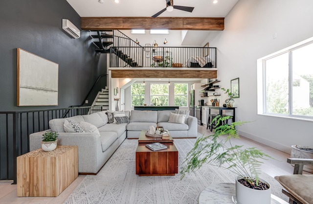 Pearl Townhouse Open Concept Loft: one of a kind near the River & Pearl District