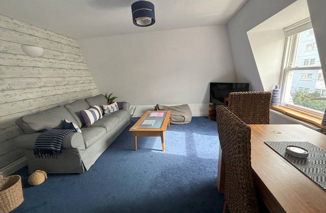 Pebbles. The Beach House, apartment in central Eastbourne with private parking