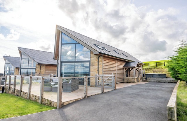 Pendle View Sleeps 8 with Hot Tub