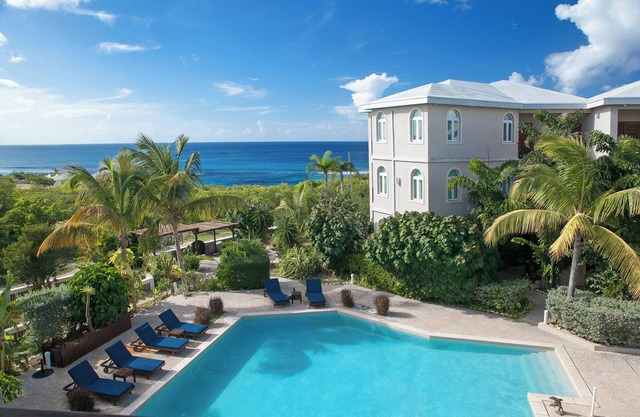 Penthouse Condo- concierge, walk to beach, complimentary beach chairs!
