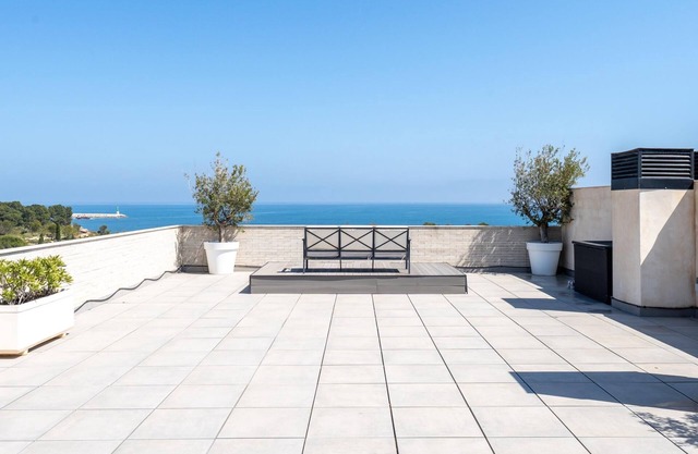 Penthouse with private solarium, barbecue and pool