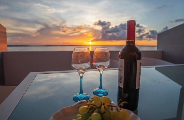 PentHouse with Ocean and lagoon views