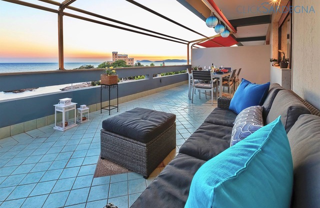 Penthouse with Spectacular Sea-View Terraces, WiFi, A/C Close to the Beaches