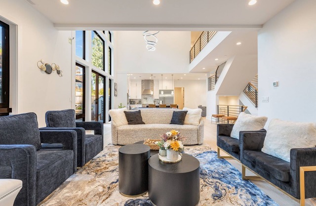 Perch - Bellevue Splendor: Prime Location 5BR Luxury & Comfort in Bellevue