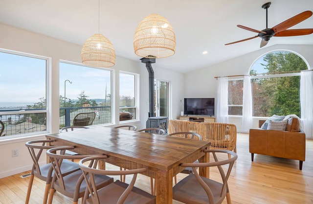 Perch - Seascape Summit: Oceanview 3BR/3BA, dog friendly, Quiet & Private!