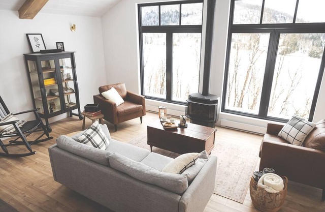 Perched on the mountainside, overlooking the Lac des Grandes Baies