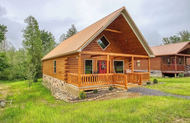 Perfect Cabin Getaway! Built in 2021 with Hot Tub