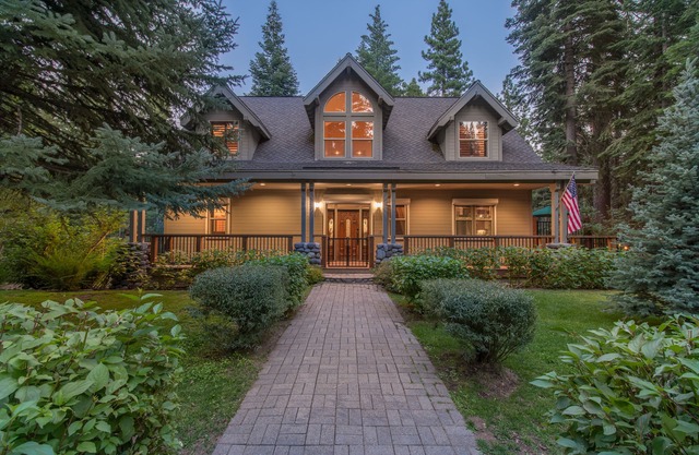 Perfect for couples'/group getaway. This large luxury fun house won't disappoint