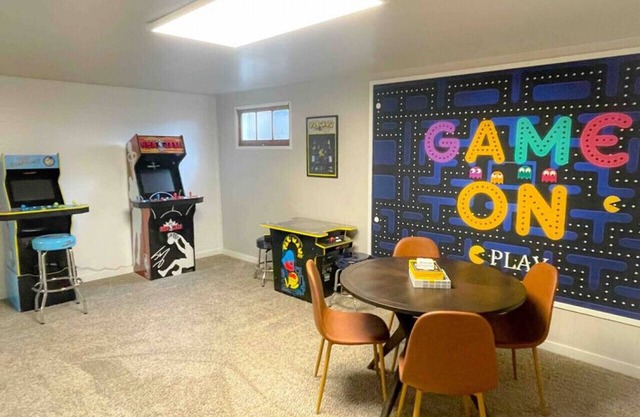 Perfect for groups-Theater & Arcade close to dwtn!