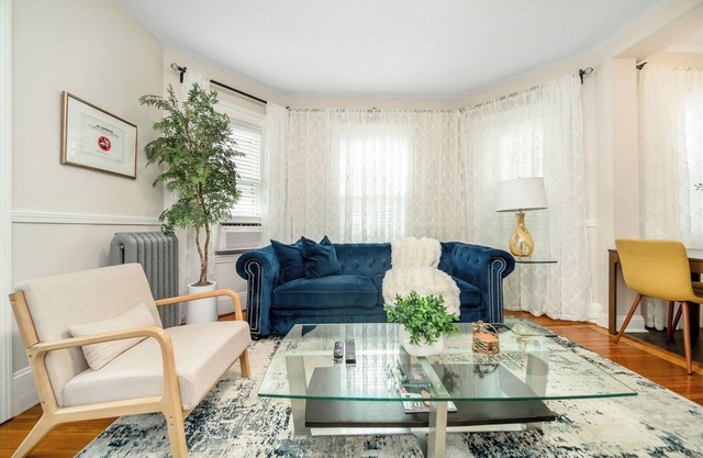 Perfect for large group 10 beds 4.6 mi to Downtown steps to T 5BD/2Bth