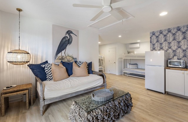 Perfect for Snowbirds! 2 Blocks From Beach. Pet Friendly