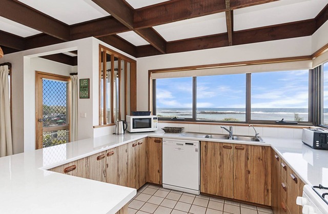 Perfect for that cosy winter holiday with stunning views of the Pea Soup Cove.
