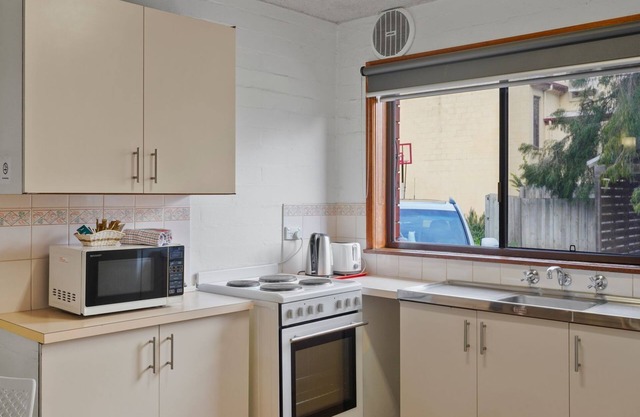 Perfect for your beach holiday, you are only a stone's throw to the Port Fairy East Beach