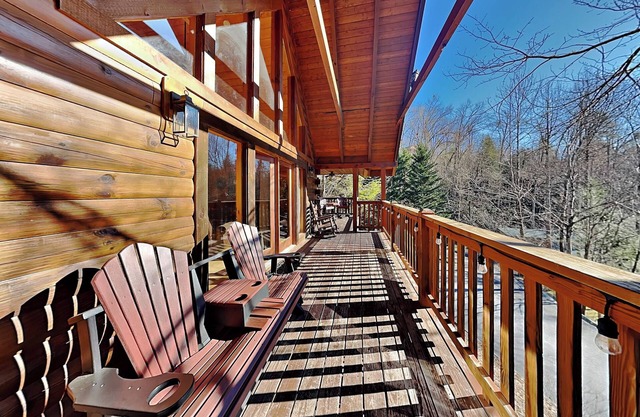 Perfect Gatlinburg cabin w. 2 king beds, spacious game room + hot tub!